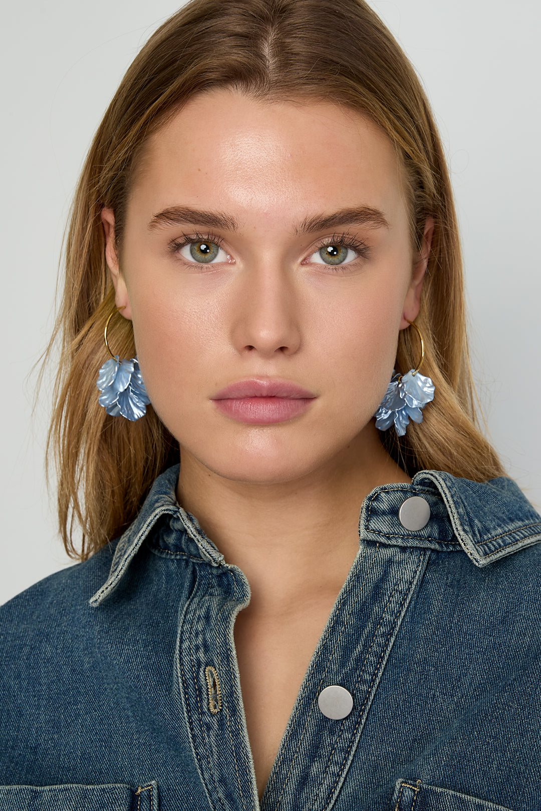 Hoop earrings with mother-of-pearl leaves