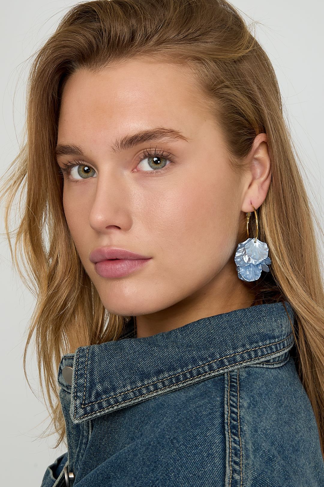 Hoop earrings with mother-of-pearl leaves